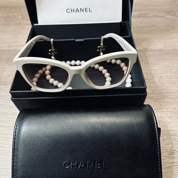 Chanel sunglasses with chain - Picture 2 of 8